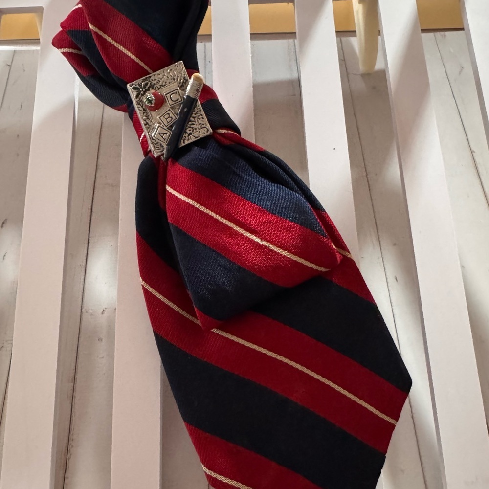 Teacher 👩🏫 Necktie with brooch